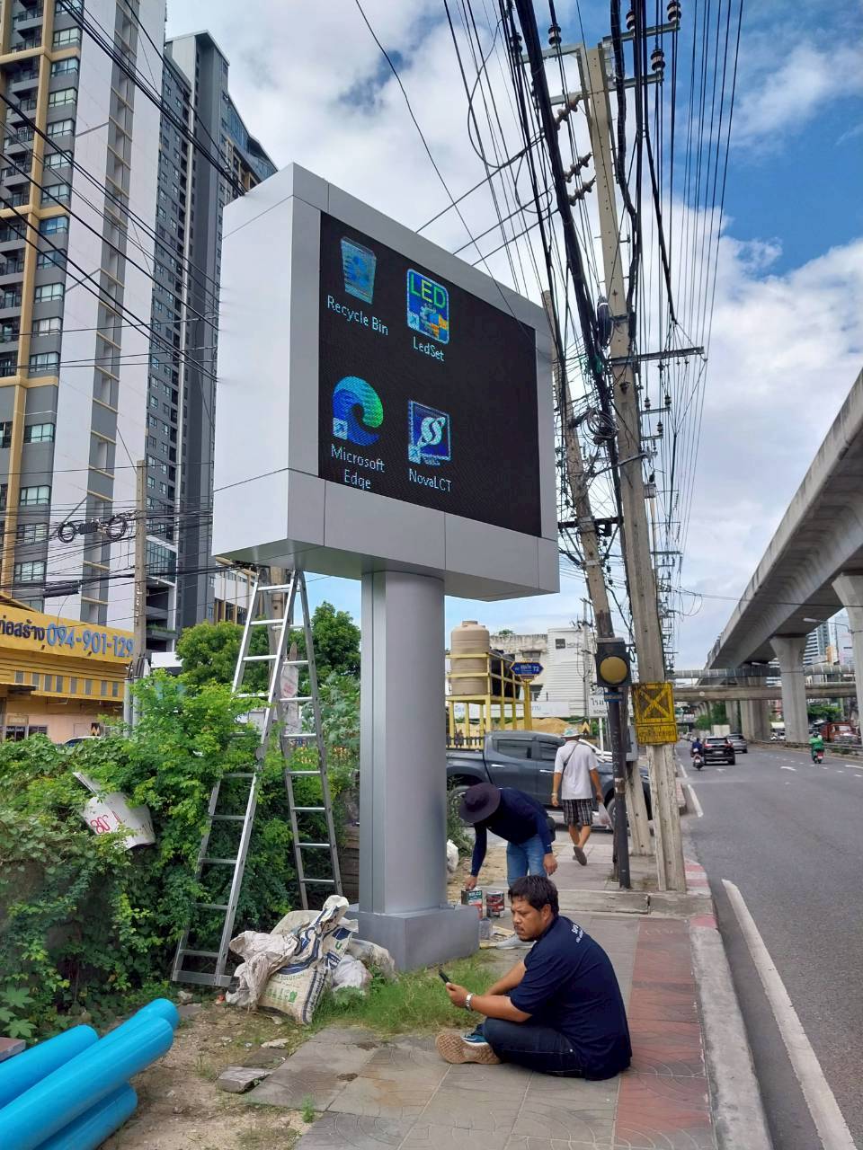 คอนฟิกและทดสอบระบบป้าย หลังติดตั้งอุปกรณ์เสร็จเรียบร้อย (ซอยสุขุมวิท 72)